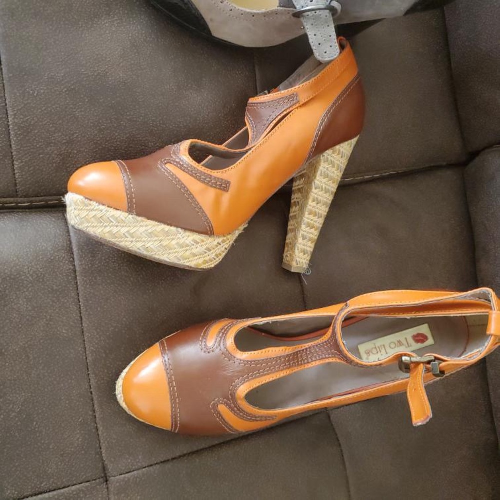 Two Lips T-strap platform